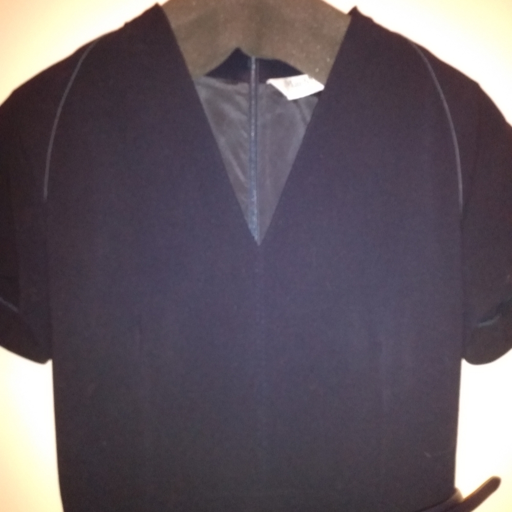 maxmara size 6 black dress v neckline